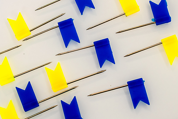 포토 JPG 해외이미지 모양 디자인 종이 컨셉 패턴 일러스트 비즈니스 추상 문구용품 화살 사람없음 빨간색 초록색 파란색 컬러풀 사무실 노란색 3D 흰색 깃발 방향 심볼 날카로움 고립 해외202004 해외포토 컬러 무늬 디지털합성 오브젝트 파일형식 이미지허브