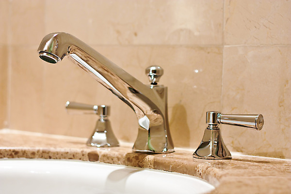 포토 JPG 해외이미지 디자인 가구 주택 사람없음 내부 장식 물 빛 금속 기계 목욕 장비 젖음 흐름 추위 욕실 뜨거움 도자기 액체 사발 고급 위생 빨래 믹서 타일 묘사 싱크대 수도꼭지 화장실 대야 위생관리 철강 스타일 해외202004 해외포토 자연요소 생활용품 컨셉 가사 재질 관리 건물 청결 사기그릇 개수대 파일형식 이미지허브