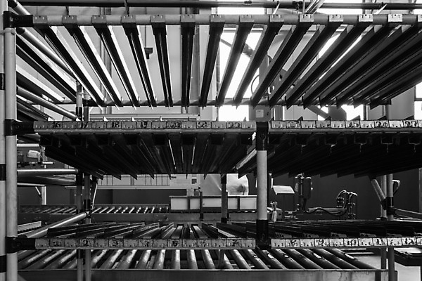 포토 JPG 해외이미지 산업 선 곡선 비즈니스 공장 노동자 실내 사람없음 내부 상자 금속 기계 벨트 제조 로봇 국회 방법 분배 엘리먼트 컨베어밸트 해외202004 해외포토 직업 잡화 공업 재질 파일형식 이미지허브