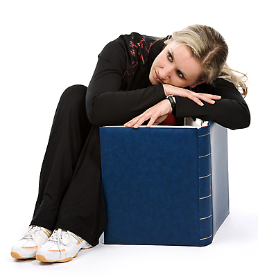 포토 JPG 해외이미지 모델 분홍색 백그라운드 운동화 청소년 바닥 한명 사람 앉기 성인 책 빨간색 파란색 검은색 기계 흰색 고립 해외202004 해외포토 1 컬러 신발 모션 파일형식 이미지허브