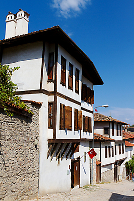 포토 JPG 해외이미지 전통 외관 아시아 문화 벽 여행 건축양식 창문 하늘 지붕 휴가 주택 풍경 사람없음 건물 목재 파란색 도시풍경 여행객 마을 침묵 수확 흰색 시골 도시 역사 재산 땅 빌라 장면 타운 칠면조 옛날 회복 스타일 해외202004 튀르키예 해외포토 나무 건축물 건축 나라 컬러 컨셉 농업 재료 조류 사람 금융 소리 파일형식 이미지허브