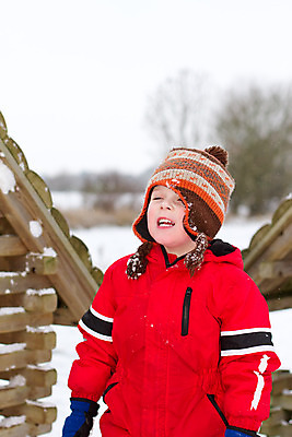 포토 JPG 해외이미지 백인 1 옷 계절 행복 얼굴 어린이 크리스마스 겨울 장난 가족 하늘 날씨 휴가 따뜻함 한명 미소 웃음 사람 소년 야외 빨간색 파란색 청춘 검은색 목도리 재킷 기쁨 추위 코트 흰색 캡모자 해외202004 해외포토 서양인 모자_잡화 잡화 기념일 남자 감정 컬러 컨셉 관계 표정 신체부위 외투 파일형식 이미지허브