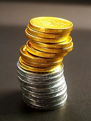 포토 JPG 해외이미지 백그라운드 컨셉 돈 비즈니스 성공 사람없음 금융 경제 노란색 쌓기 달러 탑 금속 동전 거래 저축 성장 흰색 기둥 시장 재산 황금 은색 주식 속도 투자 흙더미 고립 관심 수입 우크라이나 해외202004 해외포토 건축물 건축 유럽 컬러 모션 재질 흙 파일형식 더미 이미지허브