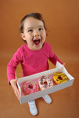 포토 JPG 해외이미지 백인 1 라이프스타일 행복 얼굴 어린이 음식 디저트 한명 사람 컬러풀 식사 카페 도넛 달콤 작음 굽기 먹기 타입 점심식사 진짜 해외202004 해외포토 서양인 감정 컬러 모션 생활 신체부위 상점 맛 크기 구이 파일형식 이미지허브