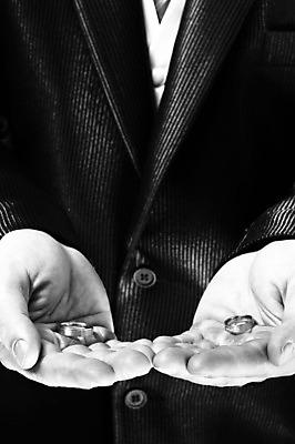 포토 JPG 해외이미지 손 남자 결혼 결혼식 기념 사랑 사람 사람없음 검은색 반지 잡기 황금 보석 약혼 해외202004 해외포토 감정 컬러 장신구 모션 이벤트 신체부위 광석 약속 파일형식 이미지허브