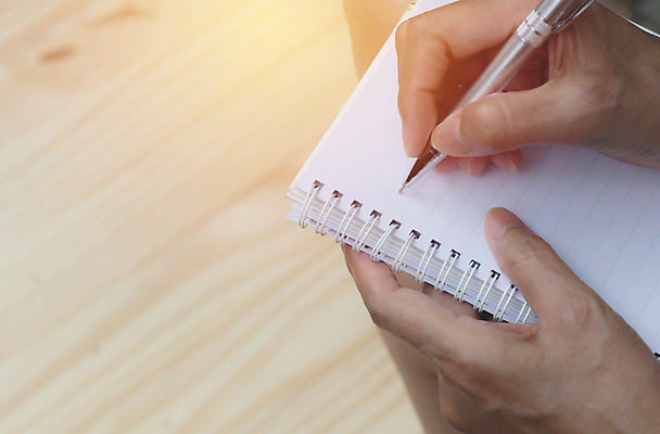 포토 JPG 해외이미지 학생 손 여자 교육 종이 컨셉 비즈니스 탁자 주택 아이디어 사람없음 책 스터디 사무실 태양 펜 다이어리 쪽지 공책 흰색 기록 어플리케이션 잡지 편지 작가 책상 오브젝트 서식 문서 서명 대본 필기체 해외202004 해외포토 자연요소 직업 문자 컬러 가구 문구용품 사람 건물 신체부위 간행물 학습 필기구 사무용품 파일형식 이미지허브