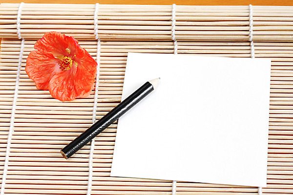 포토 JPG 해외이미지 꽃 종이 사람없음 목재 빨간색 연필 검은색 쪽지 공백 매트 흰색 편지 배열 대나무 책상 정사각형 하와이인 히비스커스 해외202004 해외포토 도형 외국인 나무 식물 컬러 가구 재료 학용품 필기구 파일형식 이미지허브