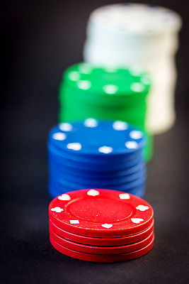 포토 JPG 해외이미지 백그라운드 돈 놀이 탁자 성공 사람없음 초록색 파란색 쌓기 동전 게임 흰색 그룹 도박 위험 플라스틱 심볼 오브젝트 카지노 기회 포커 고립 잭팟 해외202004 해외포토 컬러 가구 컨셉 모션 재질 트럼프 재산 파일형식 이미지허브