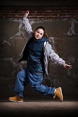 포토 JPG 해외이미지 백인 옷 감정 벽 스포츠 백그라운드 장난 모션 벽돌 거리 갈색머리 부츠 힙합 한명 성인 야외 파란색 노란색 유행 검은색 연주자 댄서 회색 청바지 도시 묘기 시원함 트레이너 단절 랩 스타일 유흥 해외202004 해외포토 서양인 직업 1 헤어스타일 음악 컬러 신발 바지 사람 헬스 음악가 파일형식 이미지허브