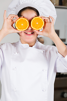 포토 JPG 해외이미지 여자 행복 얼굴 어린이 음식 유니폼 토마토 오렌지 탁자 귤 갈색머리 요리 한명 미소 세로 주방 식당 요리사 버섯 기쁨 게임 사발 칼 상추 준비 해외202004 해외포토 직업 1 헤어스타일 옷 감정 가구 채소 과일 놀이 표정 사람 신체부위 상점 사기그릇 파일형식 이미지허브