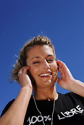 포토 JPG 해외이미지 백인 여자 행복 음악 스포츠 이어폰 티셔츠 통신 건강 대화 한명 사람 성인 야외 금발 달리기 햇빛 태양 머리 헤드폰 듣기 업무 MP3 심볼 마이크 열정 슬로건 해외202004 해외포토 자연요소 서양인 1 헤어스타일 감정 음향기기 셔츠 모션 문화예술 말하기 신체부위 전자제품 작업 파일형식 이미지허브
