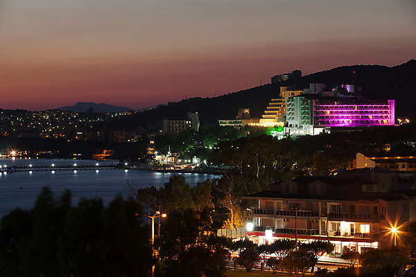 포토 JPG 해외이미지 바다 여행 백그라운드 요트 호텔 휴가 항해 파노라마 사람없음 파란색 빛 놀람 흰색 만 보트 역사 야간 크루즈 지중해 그리스 언덕 함선 칠면조 해외202004 해외포토 자연요소 감정 유럽 컬러 배_교통 조류 숙소 촬영기법 표정 파일형식 이미지허브