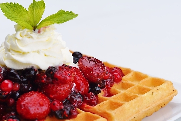 포토 JPG 해외이미지 스튜디오촬영 접시 딸기 아이스크림 사람없음 달콤 크림 블루베리 산딸기 블랙베리 와플 해외202004 해외포토 식기 과일 디저트 실내 맛 파일형식 이미지허브