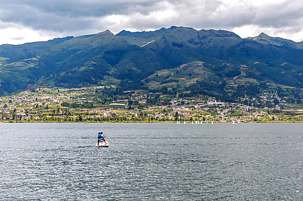 포토 JPG 해외이미지 나무 식물 구름 전통 호수 스포츠 여행 자연 하늘 스키 산 사람 풍경 사람없음 야외 가로 초록색 물 파란색 빛 컬러풀 환경 침묵 시골 보트 남아메리카 원주민 화산 장면 에콰도르 흐림 웅장함 해외202004 해외포토 자연요소 컬러 배_교통 날씨 겨울스포츠 아메리카 소리 아프리카인 생태계 파일형식 이미지허브