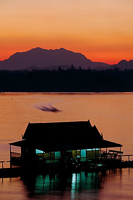 포토 JPG 해외이미지 나무 전통 아시아 호수 여행 교통시설 태국 자연 하늘 전등 산 주택 동양인 풍경 사람없음 건물 물 빛 강 태양 일출 일몰 새벽 시골 도시 보트 시장 야간 숲 댐 운하 지역 이국적 해외202004 해외포토 자연요소 식물 건축물 공공시설 나라 교통 배_교통 조명 인종 노을 시설 생태계 파일형식 이미지허브