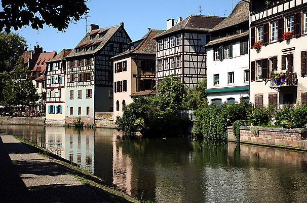 포토 JPG 해외이미지 나무 전통 유럽 벽 여행 건축양식 휴가 주택 풍경 사람없음 건물 목재 물 여름 파란색 태양 반사 여행객 평화 침묵 고요 산책로 프랑스 역사 그림 수로 운하 타운 프랑스어 옛날 스트라스부르 해외202004 해외포토 자연요소 식물 문자 건축물 계절 건축 나라 길 컬러 컨셉 재료 사람 소리 도시 파일형식 이미지허브