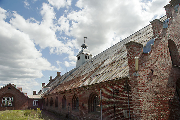포토 JPG 해외이미지 지붕 벽돌 주택 사람없음 건물 목재 손상 당기기 파편 땅 타일 눈물 지역 낭비 발판 건축업자 깨짐 노크 단절 전환 파멸 해외202004 해외포토 나무 건축물 건축 감정 컨셉 재료 모션 파일형식 소멸 이미지허브