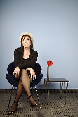 포토 JPG 해외이미지 모델 여자 꽃 얼굴 비즈니스 목걸이 한명 미소 앉기 빨간색 사무실 재킷 비즈니스우먼 자신감 보석 입술 경영자 날카로움 스타킹 심각 해외202004 해외포토 식물 1 옷 감정 컬러 컨셉 장신구 모션 표정 사람 신체부위 외투 직장인 광석 리더 파일형식 이미지허브