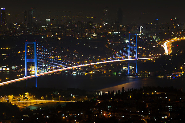포토 JPG 해외이미지 유럽 바다 여행 백그라운드 건축양식 하늘 이스탄불 미술 사람없음 건물 물 파란색 빛 반사 금속 검은색 전선 도시 액체 야간 연결 큼 대륙 칠면조 건너기 구름다리 보스포루스 철강 해외202004 튀르키예 해외포토 자연요소 건축물 건축 나라 아시아 컬러 모션 재질 조류 문화예술 다리_건축물 크기 파일형식 이미지허브