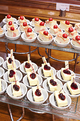 포토 JPG 해외이미지 식기 열매 안경 음료 음식 조각 잎 다이어트 과일 딸기 호텔 디저트 사탕 사람없음 장식 빨간색 노란색 파티 식당 저녁식사 활발 젖음 축하 신선 칵테일 그룹 배열 민트 크림 블랙베리 점심식사 건포도 뷔페 스무디 세련 해외202004 해외포토 식물 잡화 컬러 컨셉 포도 숙소 주류 건강 이벤트 상점 식사 허브 건과일 파일형식 이미지허브