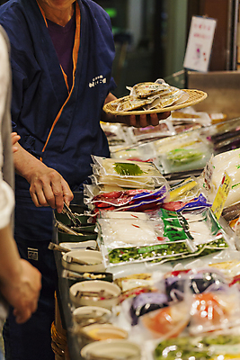 포토 JPG 해외이미지 전통 접시 아시아 문화 음식 공 밥 디저트 거리 패스트푸드 건강 요리 동양인 사람없음 라벨 일본 식사 흰색 뜨거움 막대기 꼬치 시장 달콤 맛 도쿄 그릴 바비큐 상인 속도 점심식사 교토 매각 어려움 이국적 해외202004 해외포토 식기 나라 컬러 컨셉 주방용품 프레임 인종 인스턴트 파일형식 이미지허브