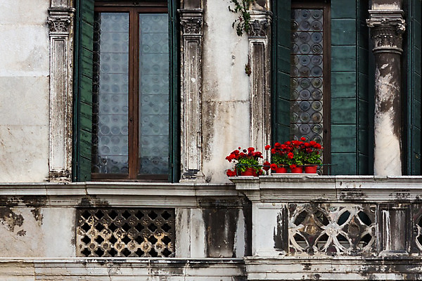 포토 JPG 해외이미지 디자인 외관 꽃 유럽 벽 여행 건축양식 창문 거리 주택 사람없음 야외 건물 장식 빨간색 여름 여행객 이탈리아 궁전 수확 발코니 도시 중세 냄비 아치 복고 빈티지배경 베네치아 타운 고딕 그런지 옛날 스타일 해외202004 해외포토 식물 건축물 계절 건축 나라 컬러 백그라운드 고건축 농업 사람 빈티지 역사 솥 파일형식 이미지허브