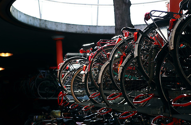 포토 JPG 해외이미지 학생 공원 유럽 스포츠 사람없음 빨간색 빛 도시풍경 금속 자전거 어둠 도시 바퀴 원형 주차 네덜란드 대학교 지하 타운 그만 해외202004 해외포토 도형 공공시설 나라 컬러 학교 재질 풍경 바이크 파일형식 이미지허브