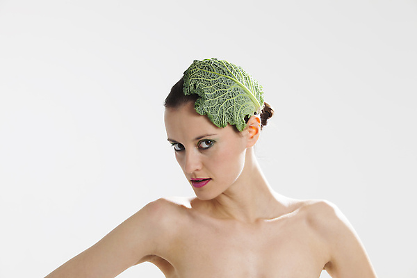 포토 JPG 해외이미지 백인 여자 얼굴 음식 백그라운드 다이어트 자연 건강 한명 사람 성인 빨간색 초록색 유행 흰색 신선 양배추 고립 채식주의자 비건 해외202004 해외포토 서양인 1 컬러 채소 신체부위 생태계 채식 파일형식 이미지허브