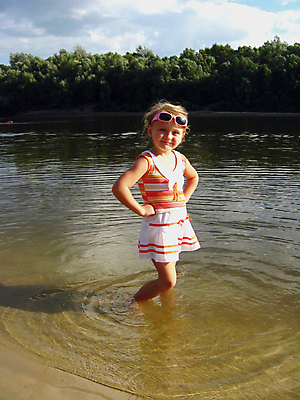 포토 JPG 해외이미지 나무 옷 행복 안경 어린이 포즈 자연 하늘 휴가 한명 미소 사람 물 여름 파란색 강 머리 평화 환경 게임 흰색 아기 숲 순수 해외202004 해외포토 자연요소 식물 1 잡화 계절 감정 컬러 컨셉 놀이 표정 신체부위 생태계 파일형식 이미지허브