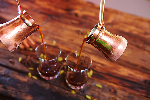 포토 JPG 해외이미지 전통 손 문화 커피 음료 백그라운드 아침 콩 사람없음 컵 갈색 금속 주방 검은색 어둠 카페 흐름 머그컵 신선 뜨거움 액체 붓기 달콤 맛 아침식사 냄비 가득함 컵받침 상쾌 아로마 향 단절 아랍어 카페인 해외202004 튀르키예 해외포토 주간 식기 감정 아시아 컬러 컨셉 모션 재질 곡류 신체부위 상점 식사 솥 받침대 파일형식 이미지허브