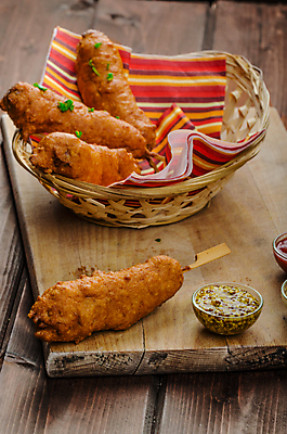 포토 JPG 해외이미지 실내 사람없음 아웃포커스 바구니 케첩 머스터드 냅킨 종지 핫도그 나무도마 맛있는 나무배경 해외202004 해외포토 그릇 음식 백그라운드 도마 패스트푸드 촬영기법 내부 목재 소스_음식 파일형식 이미지허브