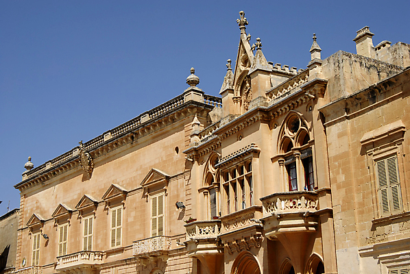 포토 JPG 해외이미지 유럽 종교 문화 여행 건축양식 창문 난간 날씨 휴가 주택 사람없음 건물 교회 문 궁전 발코니 바위 성 중세 지중해 묘사 부식 엽서 프랑스어 고딕 대칭 몰타섬 바로크 석회암 솜씨 해외202004 해외포토 문자 건축물 건축 나라 바다 섬 고건축 암석 역사 편지 몰타 파일형식 이미지허브