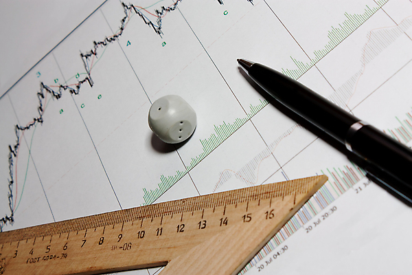 포토 JPG 해외이미지 선 돈 비즈니스 그래프 아이디어 사람없음 금융 펜 거래 성장 게임 기구 시간 신용카드 시장 주식 심볼 큐브 분석 속도 무역 보고서 외화 투자 증명서 해외202004 해외포토 산업 컨셉 놀이 경제 필기구 재산 파일형식 이미지허브