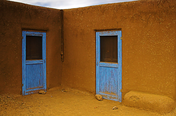 포토 JPG 해외이미지 디자인 모래 벽 건축양식 창문 유리 하늘 지붕 주택 사람없음 건물 목재 초록색 파란색 노란색 문 페인트 바위 선택 입장 사암 뉴멕시코 옛날 해외202004 해외포토 나무 건축물 건축 컬러 컨셉 재료 재질 돌_바위 파일형식 이미지허브