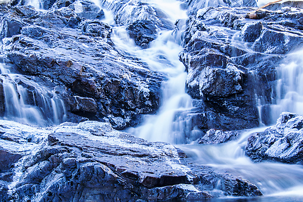 포토 JPG 해외이미지 겨울 자연 날씨 풍경 사람없음 야외 물 빛 강 반사 얼음 폭포 흐름 추위 바위 흰색 신선 개울 통나무 암초 느림 해외202004 해외포토 자연요소 나무 계절 컬러 컨셉 돌_바위 생태계 파일형식 이미지허브