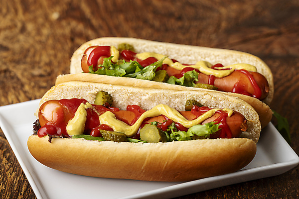 포토 JPG 해외이미지 접시 실내 사람없음 소시지 케첩 피클 핫도그 마요네즈 나무배경 해외202004 해외포토 식기 음식 백그라운드 패스트푸드 내부 소스_음식 가공식품 절임 파일형식 이미지허브