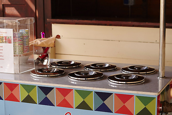 포토 JPG 해외이미지 디자인 계절 행복 음식 분홍색 백그라운드 컨셉 일러스트 비즈니스 아이스크림 디저트 거리 서기 사람 사람없음 빨간색 파란색 세일 상점 초콜릿 냉동 얼음 카트 카페 추위 수확 흰색 도시 바퀴 시장 달콤 맛 상품 시원함 크림 복고 원뿔 고립 매각 젤라또 해외202004 해외포토 자연요소 도형 감정 컬러 농업 모션 파일형식 이미지허브