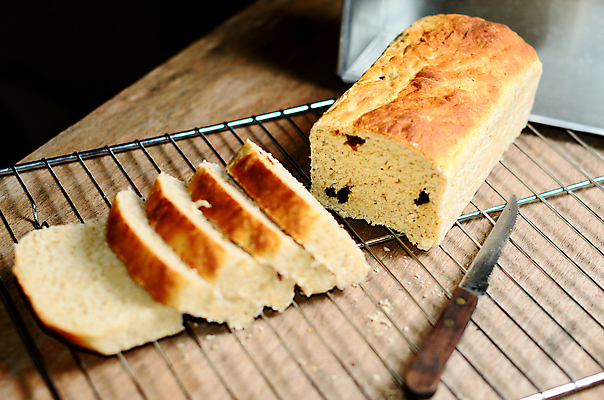 포토 JPG 해외이미지 음식 빵 조각 백그라운드 다이어트 주택 사람없음 빵집 뜨거움 칼 아침식사 자르기 굽기 먹기 메뉴 만족 냅킨 쇠창살 핸드메이드 해외202004 해외포토 감정 모션 건강 건물 상점 식사 구이 파일형식 이미지허브