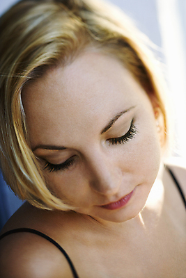 포토 JPG 해외이미지 백인 여자 한명 20대 성인 야외 세로 금발 내려보기 해외202004 해외포토 서양인 1 헤어스타일 모션 사람 청년 파일형식 이미지허브