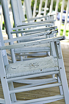 포토 JPG 해외이미지 2 의자 휴식 벽돌 바닥 주택 앉기 사람없음 야외 목재 평화 골동품 흰색 휴양지 옛날 철책 해외202004 해외포토 나무 컬러 가구 컨셉 재료 모션 건물 장소 파일형식 이미지허브