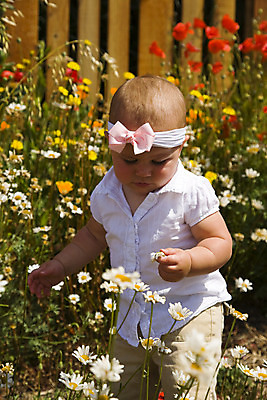 포토 JPG 해외이미지 식물 모델 1 옷 꽃 행복 어린이 포즈 자연 한명 미소 사람 야외 유행 기쁨 표현 아기 닫기 자르기 연도 묘사 걸음마 스타일 해외202004 해외포토 감정 모션 표정 생태계 파일형식 이미지허브