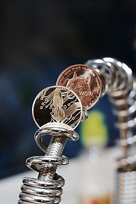 포토 JPG 해외이미지 돈 사람없음 금융 동전 하트 시장 황금 발굴 깃털 무역 해외202004 해외포토 모양 산업 경제 재산 파일형식 이미지허브