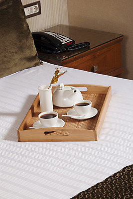 포토 JPG 해외이미지 접시 디자인 꽃 커피 음료 음식 여행 가구 꽃무늬 오렌지 호텔 아침 서브 주택 쟁반 실내 사람없음 내부 장식 컵 꽃병 식사 주스 침실 방 흰색 침대 신선 고급 아침식사 컵받침 서비스 대륙 휴양지 리빙 해외202004 해외포토 주간 식물 식기 컬러 생활용품 컨셉 무늬 과일 숙소 건물 장소 받침대 파일형식 이미지허브