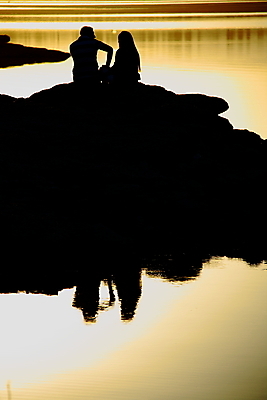 포토 JPG 해외이미지 커플 여자 남자 행복 실루엣 바다 휴가 함께함 앉기 성인 야외 두명 햇빛 반사 일몰 저녁 성인만 해외202004 해외포토 감정 컨셉 관계 모션 촬영기법 사람 태양 노을 야간 파일형식 이미지허브