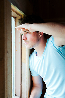 포토 JPG 해외이미지 백인 1 응시 남자 셔츠 창문 주택 실내 한명 서기 사람 성인 야외 내부 파란색 기댐 방 흰색 관찰 재산 손목시계 싱글 주말 감시 리빙 스파이 진짜 혼자 안락 해외202004 해외포토 서양인 시선 시계 컬러 컨셉 상의 장신구 모션 건물 금융 파일형식 이미지허브