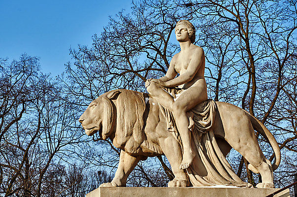 포토 JPG 해외이미지 나무 동물 유럽 조각 하늘 사람없음 건물 바위 나뭇가지 사자 심볼 폴란드 오페라 해외202004 해외포토 식물 건축물 나라 포유류 돌_바위 파일형식 이미지허브