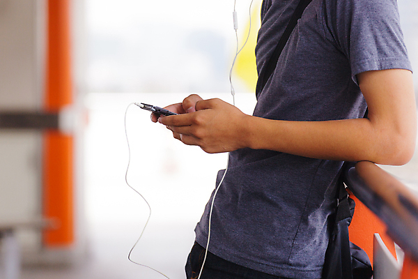 포토 JPG 해외이미지 1 여행 백그라운드 인터넷 비즈니스 통신 교통시설 모바일 세포 사람 성인 사람없음 스마트폰 핸드폰 컴퓨터 알약 카메라 운전 기차 게임 잡기 도시 그룹 메시지 전철 역 전화기 스마트 부름 지하 일반 해외202004 해외포토 육상교통 교통 컨셉 모션 놀이 대중교통 전자제품 스마트기기 약 시설 파일형식 이미지허브