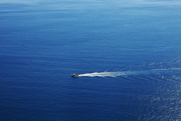 포토 JPG 해외이미지 유럽 물결 파도 바다 여행 교통시설 자연 표면 휴가 항해 안테나 풍경 사람없음 물 여름 파란색 컬러풀 여행객 이탈리아 보트 크루즈 땅 지중해 속도 함선 모터보트 내추럴 인기 해외202004 해외포토 자연요소 계절 나라 컬러 교통 배_교통 통신 사람 시설 생태계 파일형식 이미지허브