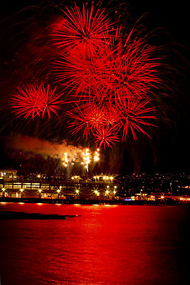포토 JPG 해외이미지 바다 캐나다 하늘 불꽃 풍경 사람없음 물 빛 도시풍경 반사 항구 축제 축하 도시 만 야간 저녁 스카이라인 벤쿠버 해외202004 해외포토 자연요소 컨셉 북아메리카 교통시설 불 파일형식 이미지허브