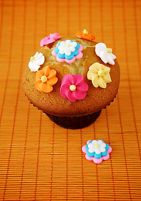 포토 JPG 해외이미지 모양 꽃 음식 빵 다이어트 오렌지 부분 디저트 요리 사람없음 장식 컬러풀 갈색 케이크 식사 달콤 아침식사 상품 작음 컵케이크 굽기 서식 머핀 칼로리 입가심 해외202004 해외포토 식물 컬러 과일 건강 맛 크기 구이 파일형식 이미지허브